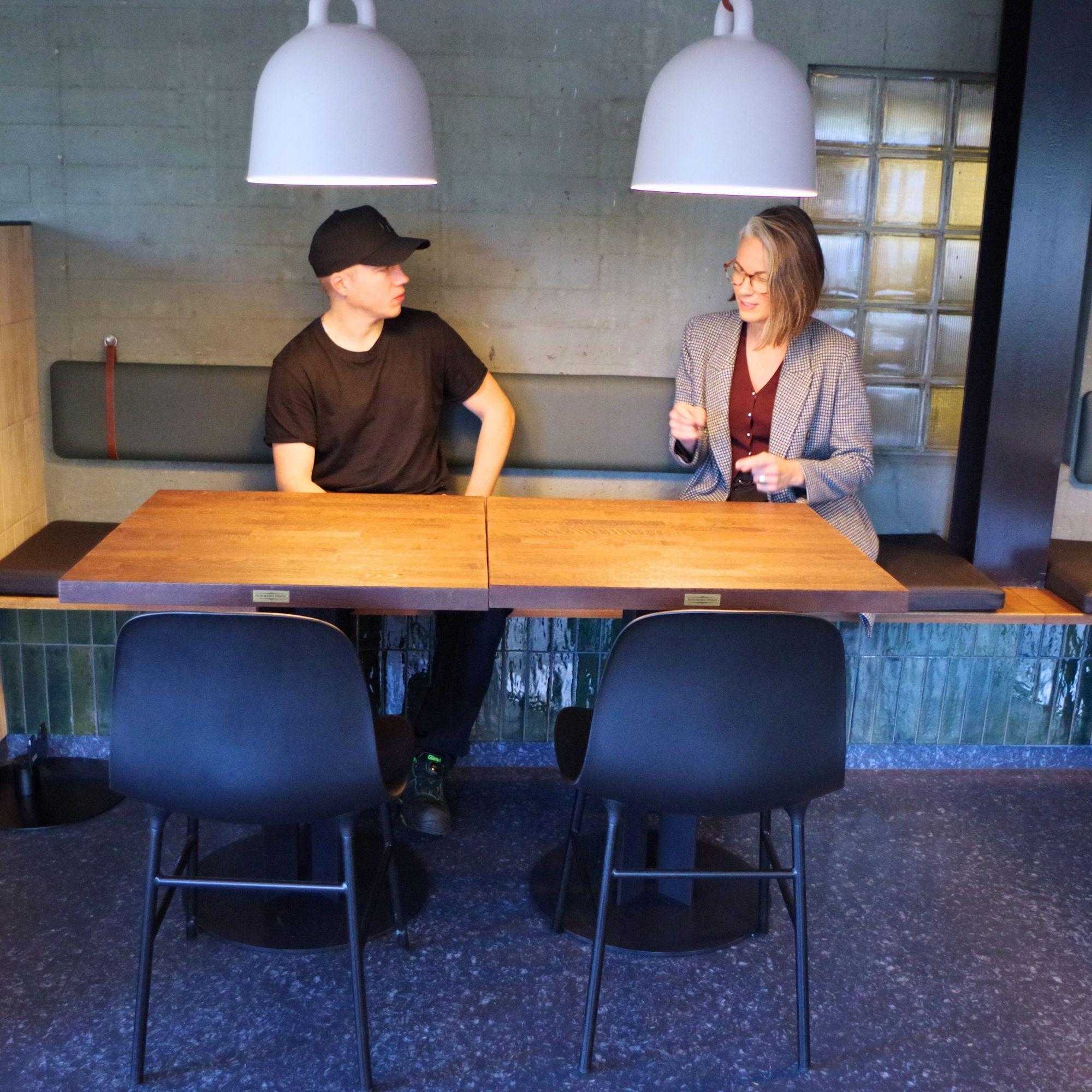 Matbord från Rustikunik Design placerade i matsalen hos Glafsfjordens Maskin & Svets AB i Arvika.