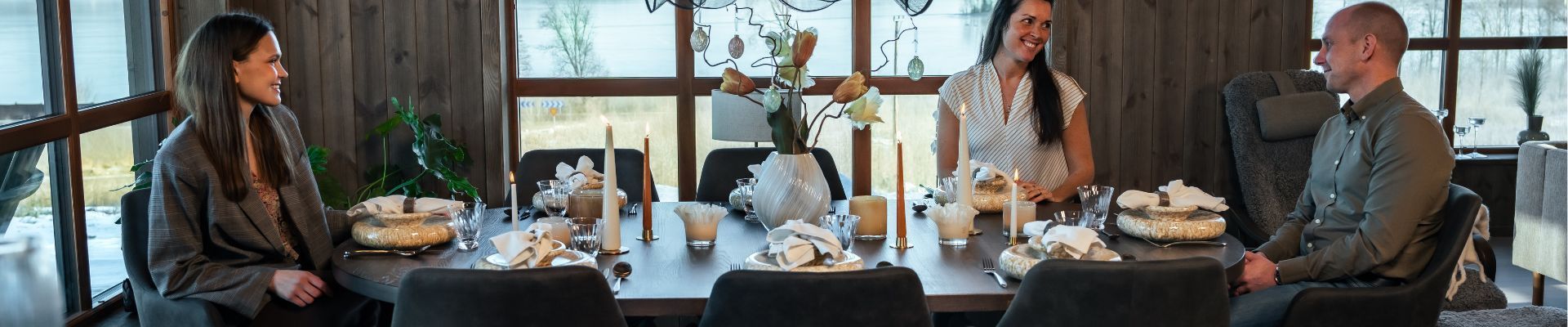 Spisebord med ileggsplater