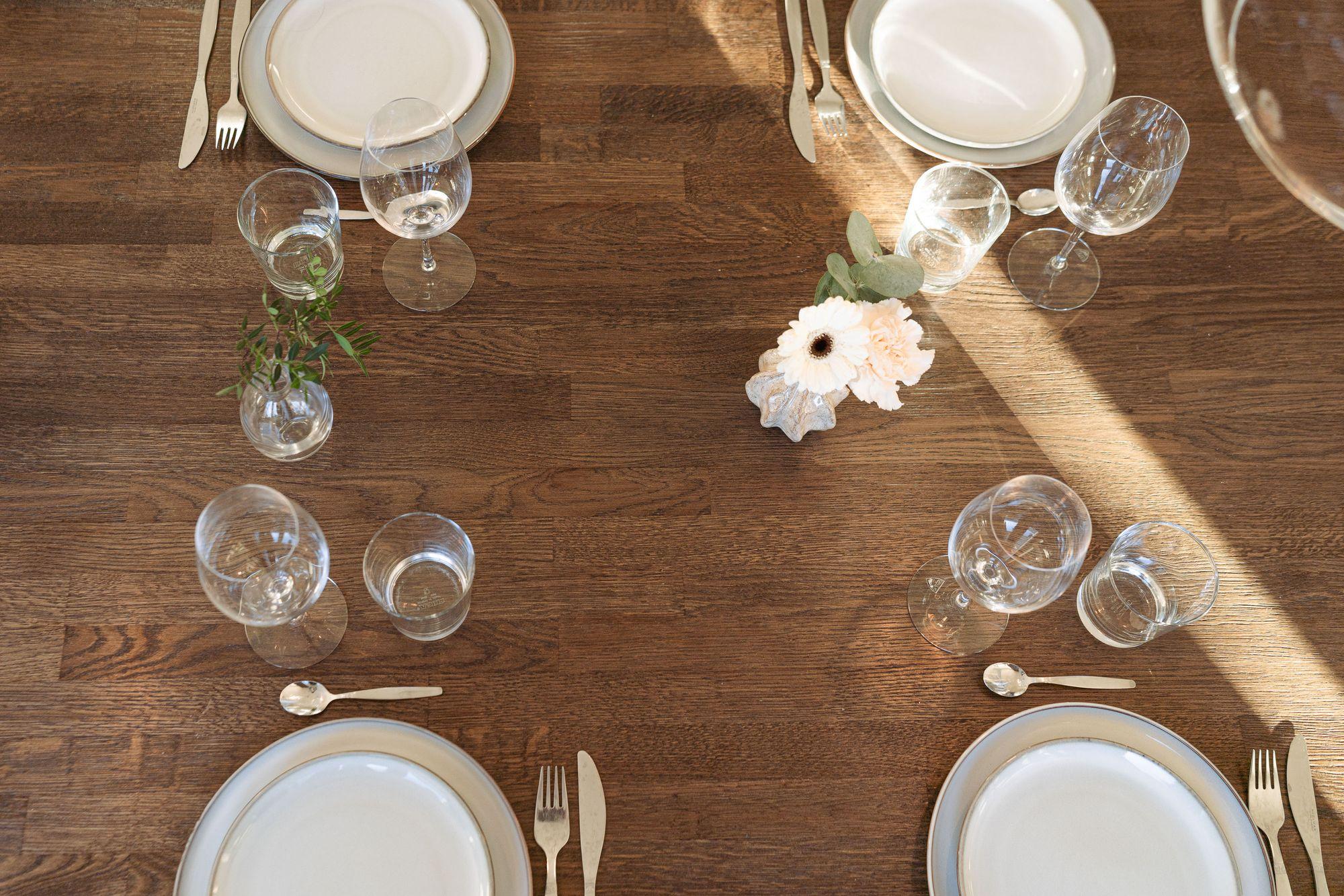 Närbild på träyta på matbord