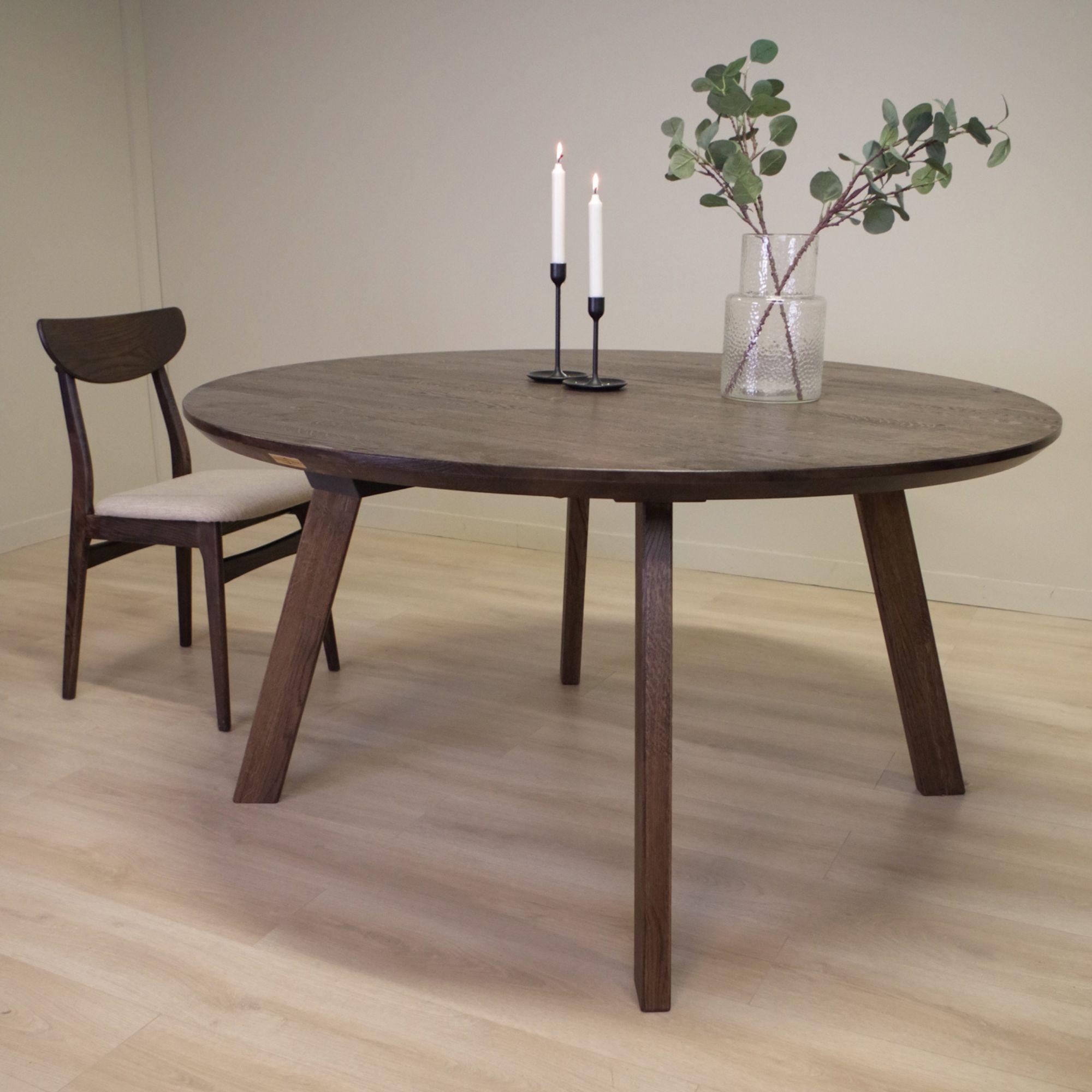Rundt spisebord med rette ben i brun farge